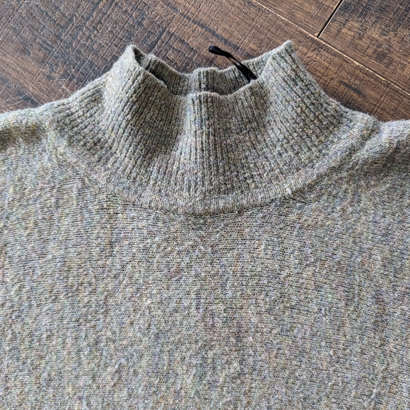 Doleman sleeve crop sweater - Picture 3 of 3